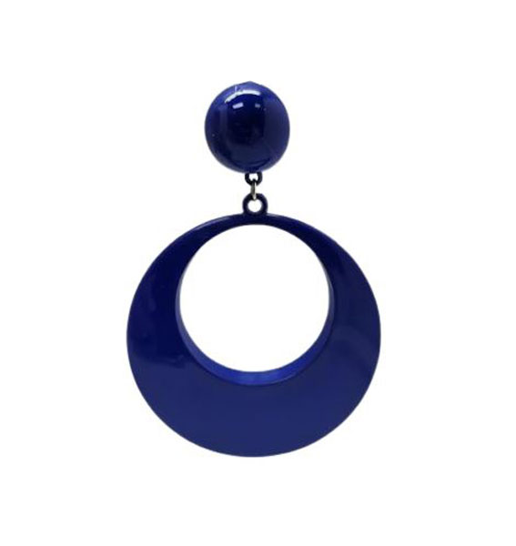 塑料弗拉门戈耳环。巨大的环状物。蓝色